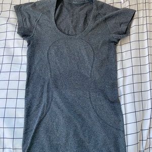 grey lululemon tee